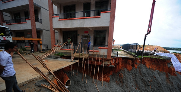 混凝土、民房傾斜