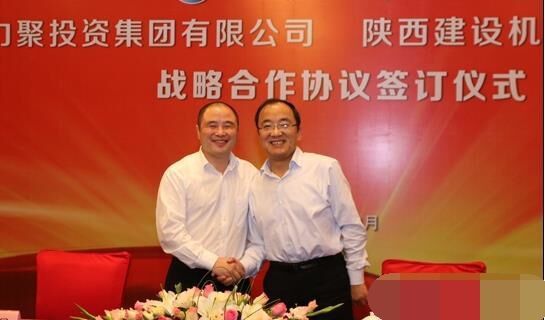 近日，陜建機(jī)械與安徽力聚簽訂戰(zhàn)略合作協(xié)議，陜建機(jī)械董事長楊宏軍，副總經(jīng)理、營銷總監(jiān)賀衛(wèi)東，安徽力聚投資集團(tuán)董事長宋執(zhí)壽，黨支部書記陳邦勤以及安徽潤路公司總經(jīng)理杜永龍等單位領(lǐng)導(dǎo)出席了會議