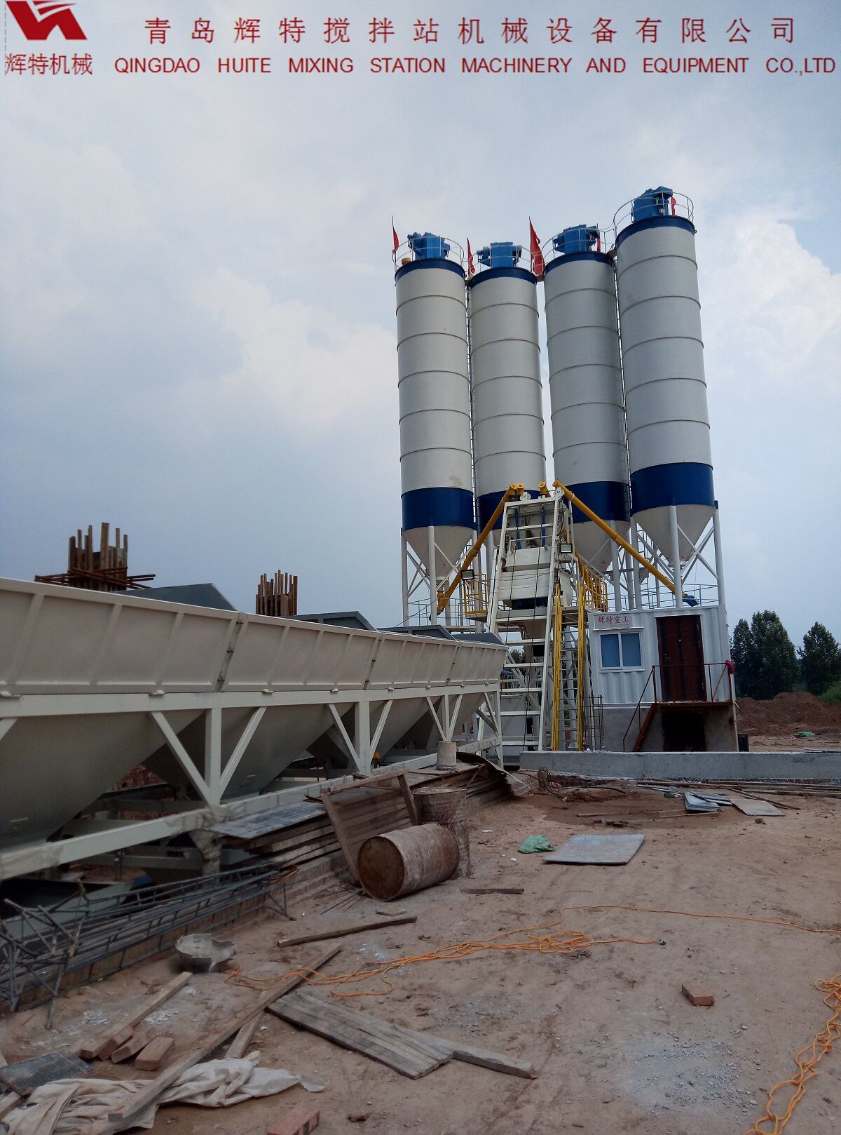 輝特攪拌站HZS75特別適合于干硬性、半干硬性混凝土的生產(chǎn)