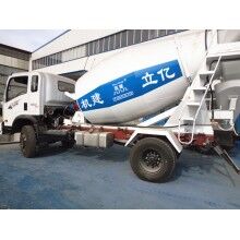 專業(yè)生產(chǎn)小型混凝土罐車，億立實業(yè)2m3攪拌罐車